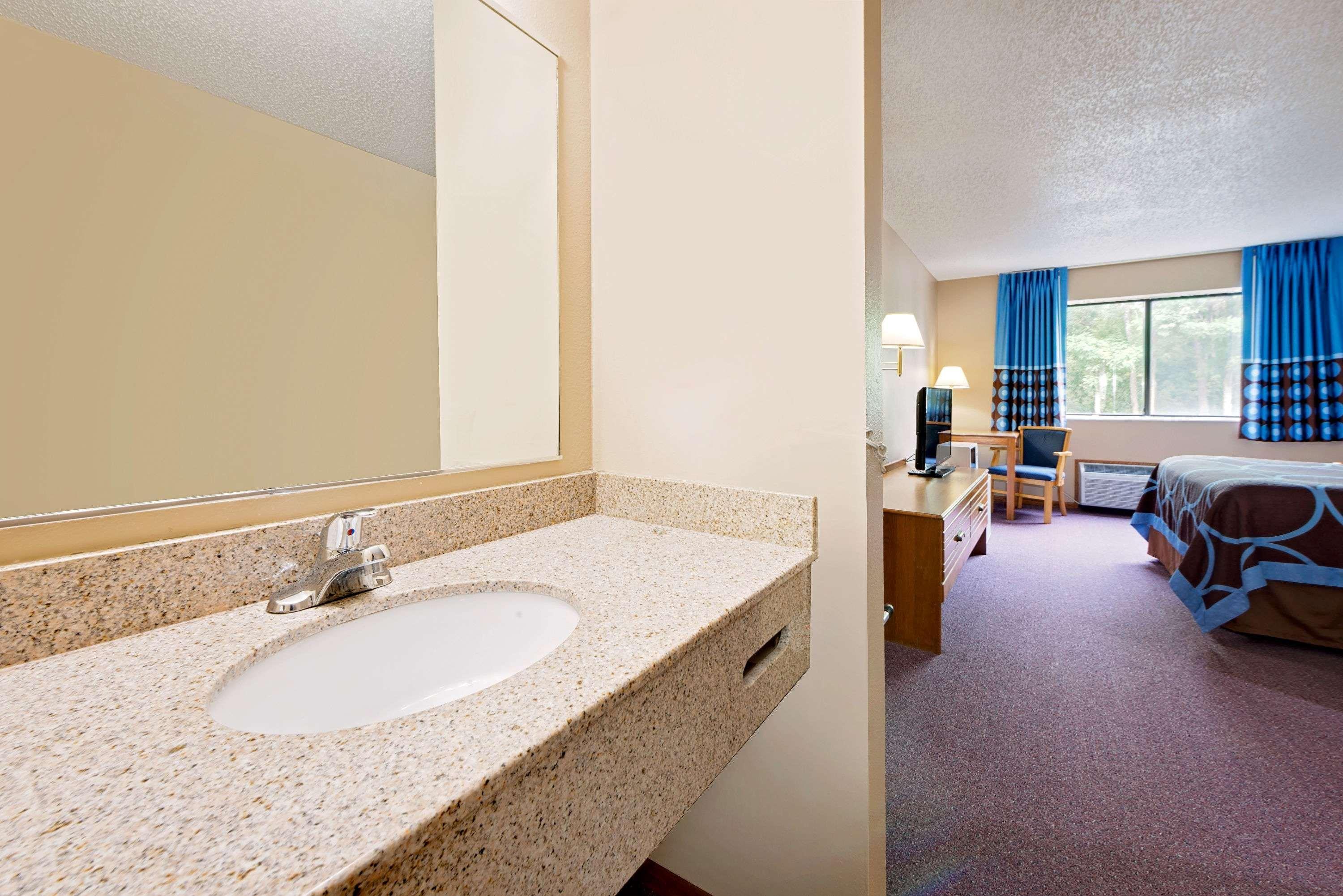 Super 8 By Wyndham Chariton Hotel Exterior photo